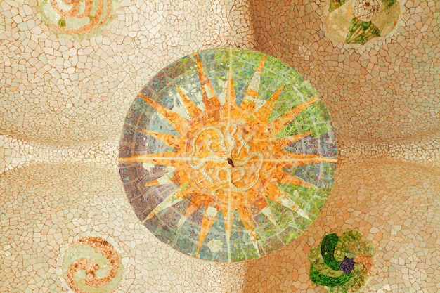 Szczegóły mozaiki park Guell w letni dzień, Barcelona, Hiszpania