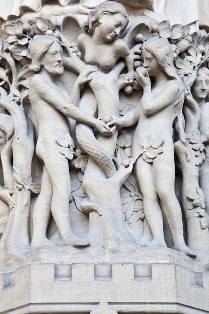 Szczegóły na fasadzie katedry Notre Dame de Paris: Adame, Ewa i zakazane jabłko