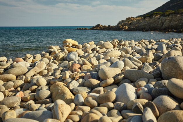 Szczegóły Niektórych Białych Kamyków Na Typowej Plaży Południowego Wybrzeża Południowej Sardynii We Włoszech