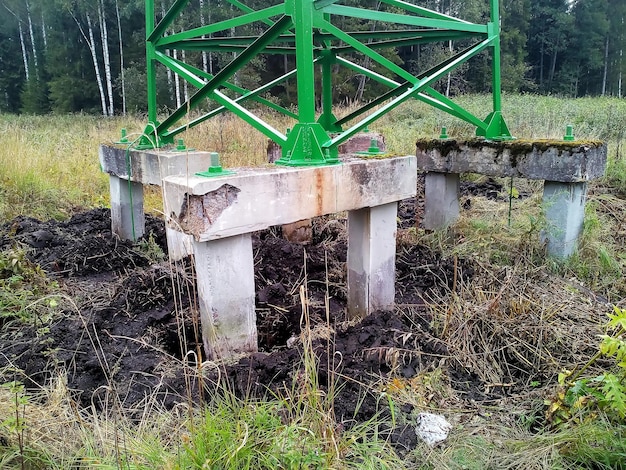 Szczegóły podłoża elektrycznego w procesie budowlanym.