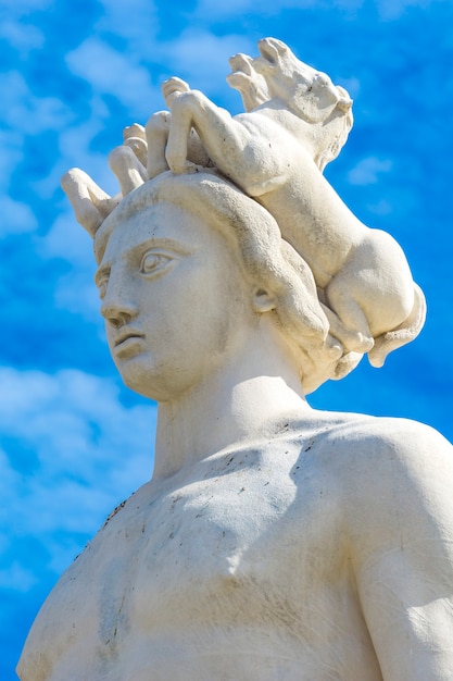Szczegóły posągu Apolla w fontannie słońca na Place Massena w Nicei, Francja. Posąg wykonał artysta Alfred Auguste Janniot w 1956 roku.