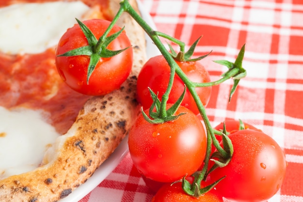 Szczegóły Prawdziwej Włoskiej Pizzy W Neapolu Z Pomidorami Ciliegino