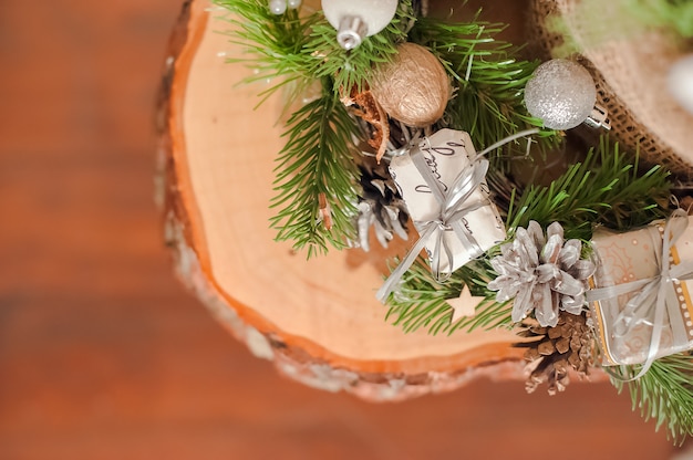 Szczegóły prezentów świątecznych DIY. Dekor z gałązek jodły, rustykalne prezenty i bombki