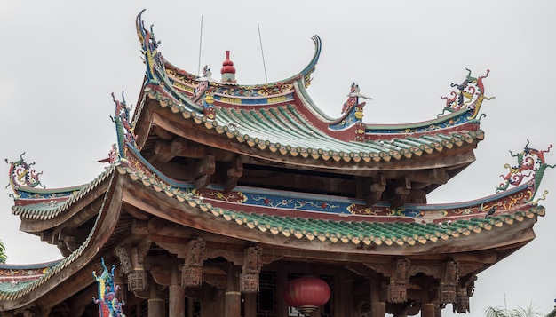 Szczegóły rzeźbienia w świątyni South Putuo lub Nanputuo w Xiamen