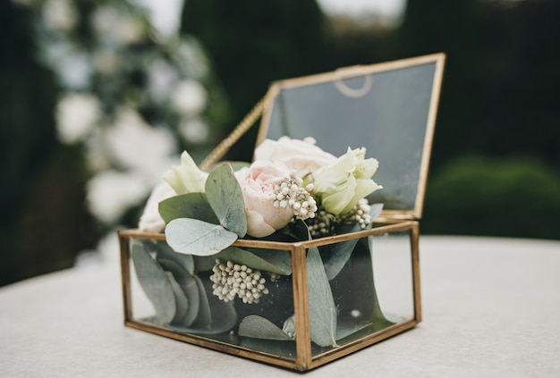 Szczegóły ślubu. Szklane Pudełko Ze świeżymi Kwiatami, Różami I Zielenią
