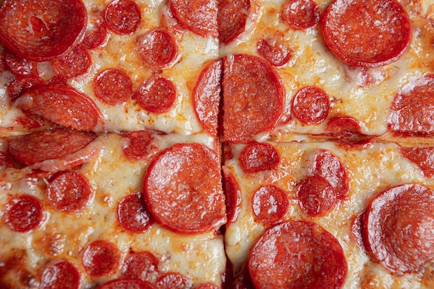 Szczegóły tłustej pizzy pepperoni