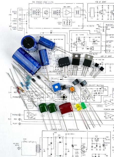 Zdjęcie szczegóły urządzenia elektronicznego ze schematem elektronicznym tranzystory obwodu elektrycznego kondensatory
