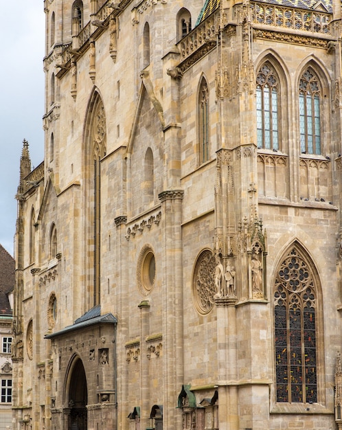 Szczegóły z dachu i wieży Stephansdom -kościoła św. Wiedeń, Austria.