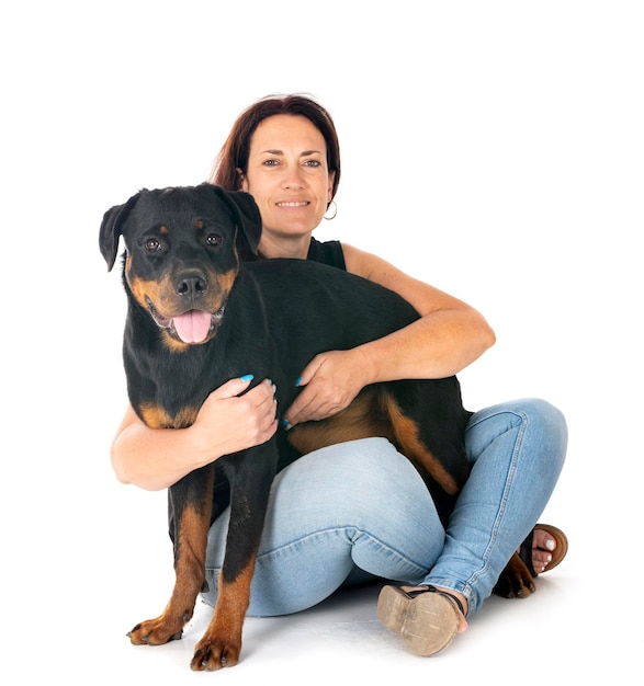 szczeniak rottweiler i kobieta