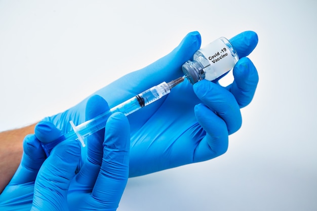 Szczepienie przeciwko nowemu wirusowi Corona Vacine-Covid19: strzykawka pobierana z Vacine-Covid 19.