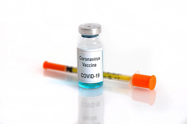 Szczepionka Covid-19 ze strzykawką. Szczepionki medyczne, walka z wirusem koronawirusa Covid-19.