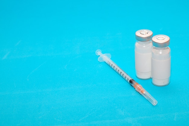 Szczepionka i koncepcja medyczna Szczepionki i strzykawka do profilaktyki i leczenia koronawirusa