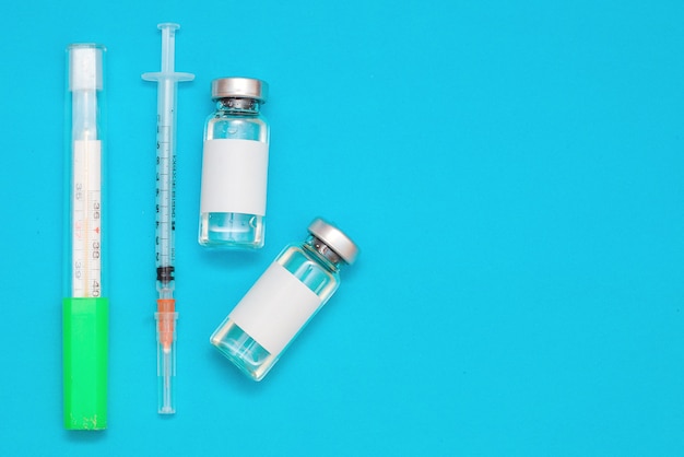 Szczepionka i koncepcja medyczna Szczepionki i strzykawka do profilaktyki i leczenia koronawirusa