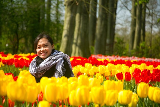 Szczęście azjatyckich ludzi w ogrodzie tulipanów Keukenhof.