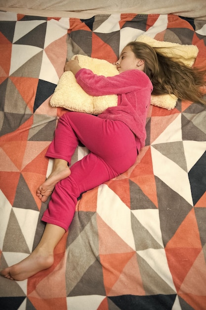 Szczęście z dzieciństwa Mała szczęśliwa dziewczynka w sypialni Dzień dobry Międzynarodowy dzień dziecka Impreza w piżamie Dobranoc Mała dziewczynka dziecko gotowe do snu Czas na relaks Śpiące dziecko