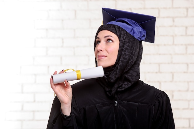 Szczęśliwa Absolwentka Muzułmańskiej Studentki Pozuje Z Dyplomem W Pomieszczeniu