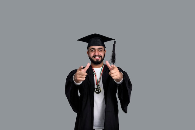 Szczęśliwa absolwentka przednia poza indyjski model pakistański