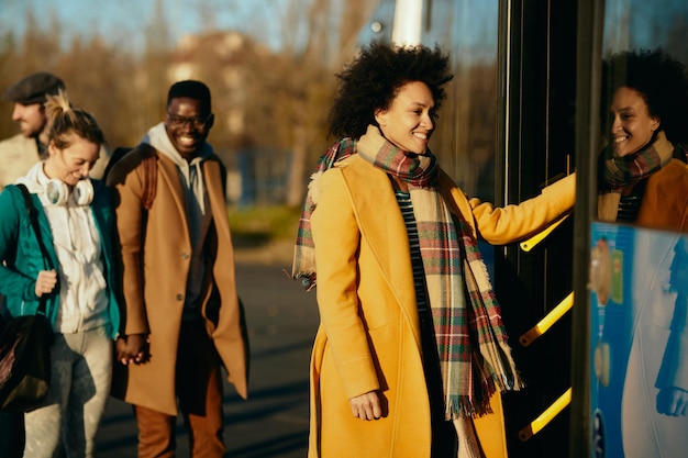 Szczęśliwa Afroamerykanka Wsiada Do Autobusu Na Stacji