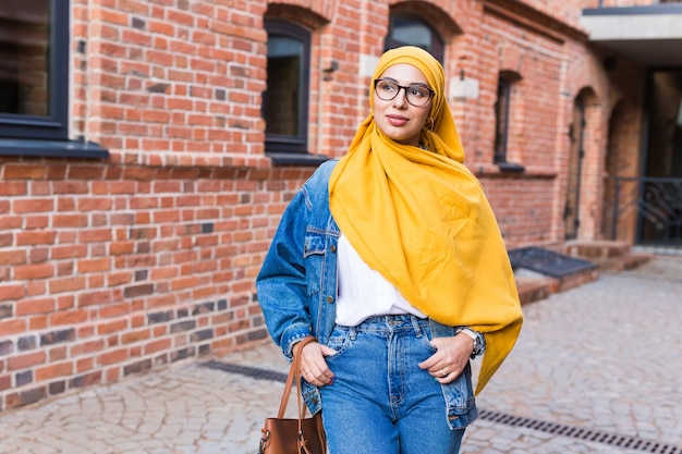 Szczęśliwa arabska muzułmanka z żółtym hidżabem