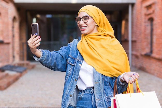 Szczęśliwa Arabska Muzułmańska Dziewczyna Z Torby Na Zakupy