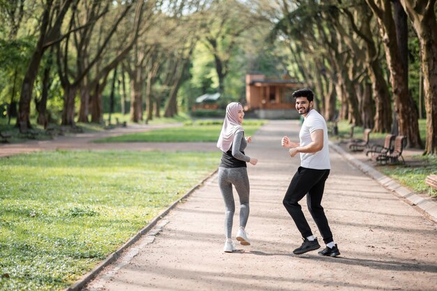 Szczęśliwa arabska para w aktywnej odzieży jogging w parku