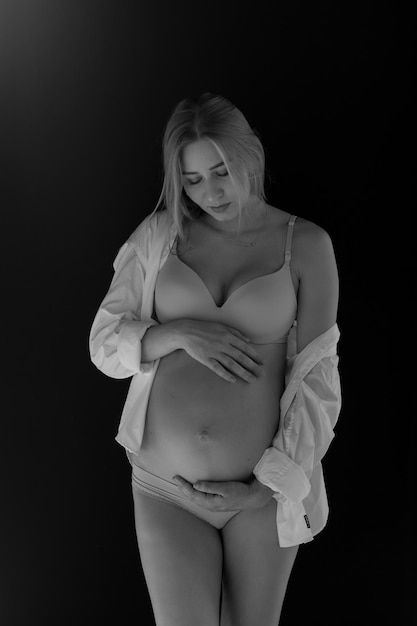 szczęśliwa atrakcyjna kobieta w ciąży