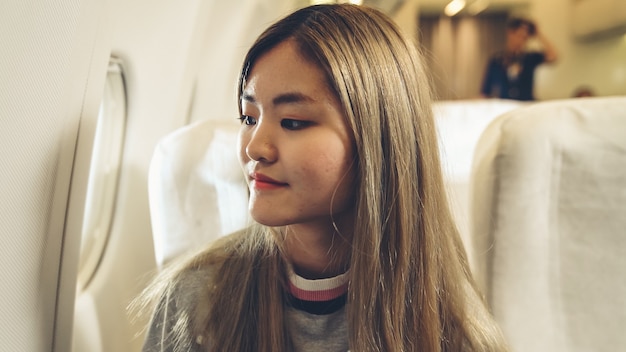 Zdjęcie szczęśliwa azjatycka kobieta podróż samolotem