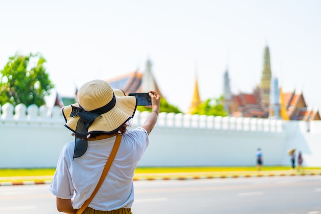 Szczęśliwa Azjatycka kobiety podróż w Tajlandia