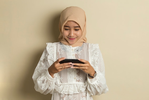 Szczęśliwa Azjatycka Muzułmańska Kobieta Podekscytowana Do Grania W Gry Na Swoim Smartfonie