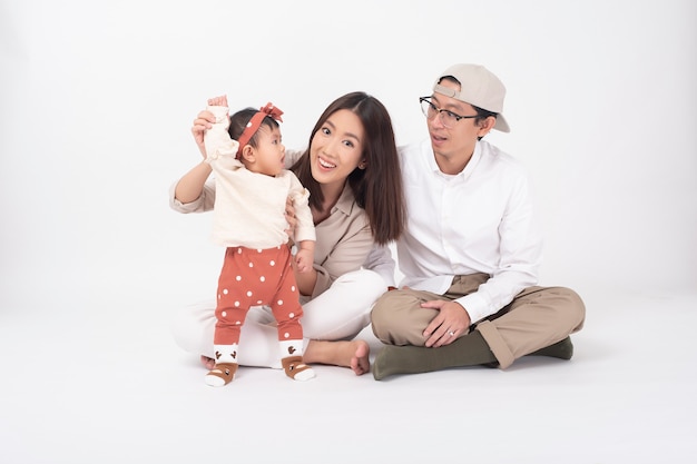 Szczęśliwa Azjatycka Rodzina Na Biel ścianie