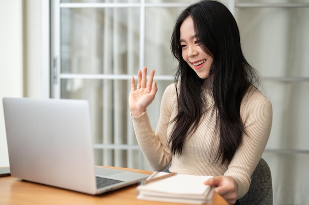 Szczęśliwa azjatycka studentka studiuje online w klasie online, pozostając w domu