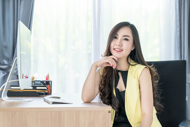 szczęśliwa azjatykcia kobieta w biurze