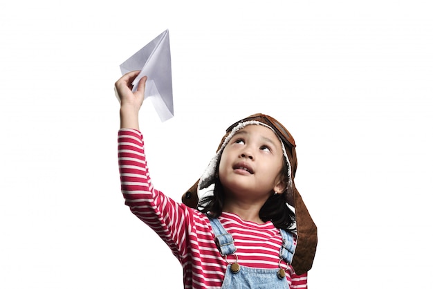 Szczęśliwa azjatykcia mała dziewczynka bawić się z zabawkarskim papierowym samolotem