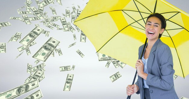 Szczęśliwa biznesowa kobieta pod parasolem z deszczem pieniędzy na szarym tle