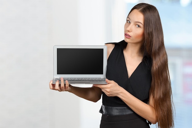 Szczęśliwa bizneswoman pozycja z laptopem