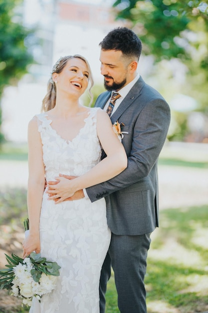 Szczęśliwa bośniacka para na ślubnej sesji zdjęciowej w letnim parku