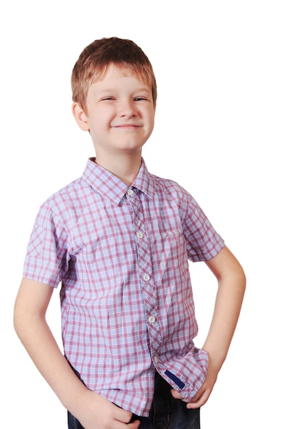 Szczęśliwa chłopiec ww kratkę koszula odizolowywającej w białym tle.