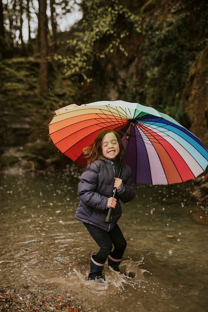 Szczęśliwa Dziewczyna Bawi Się Nad Leśnym Jeziorem Z Parasolką W Deszczowy Dzień