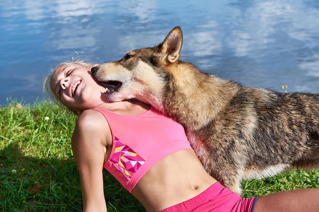 Szczęśliwa dziewczyna bawi się z psem