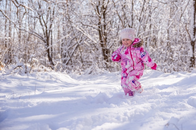 Szczęśliwa Dziewczyna Bieg W śniegu