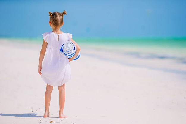 Szczęśliwa dziewczyna cieszyć się wakacjami na plaży