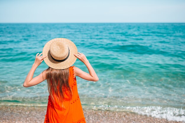 Szczęśliwa dziewczyna cieszyć się wakacjami na plaży