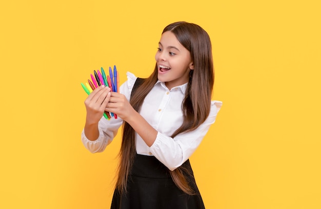 Szczęśliwa dziewczyna dziecko trzyma czubki żółte tło szkolne materiały piśmienne