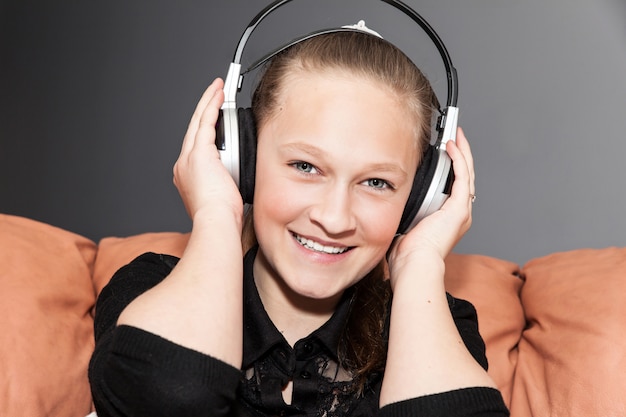 Zdjęcie szczęśliwa dziewczyna śpiewa ze słuchawkami
