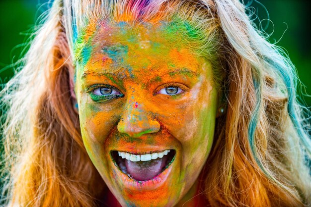 Szczęśliwa Dziewczyna świętuje Festiwal Holi Portret Szczęśliwej Młodej Dziewczyny Na Festiwalu Kolorów Holi