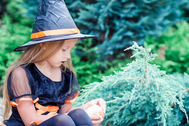 Szczęśliwa Dziewczyna W Halloween Kostium Z Dźwigarki Pumpkin.trick Lub Fundą