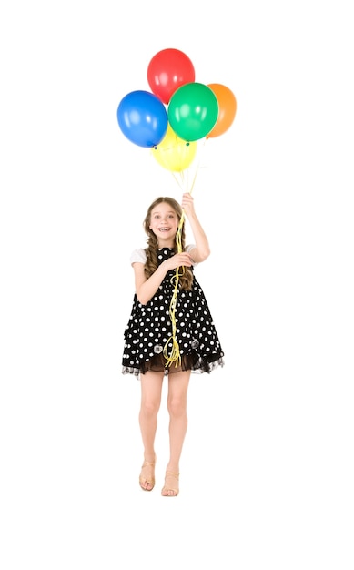 szczęśliwa dziewczyna z kolorowymi balonami na białej ścianie