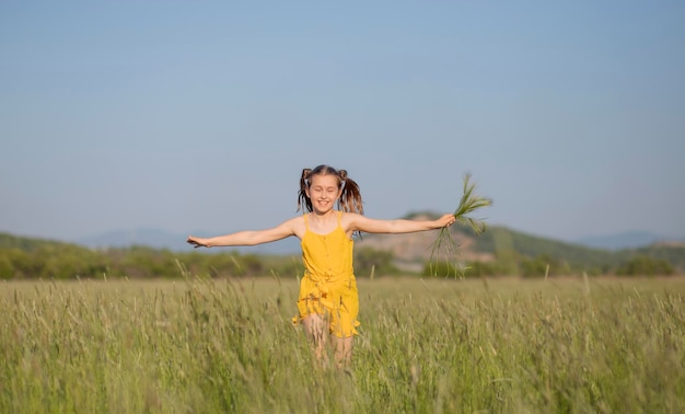 szczęśliwa dziewczynka biegająca po polu