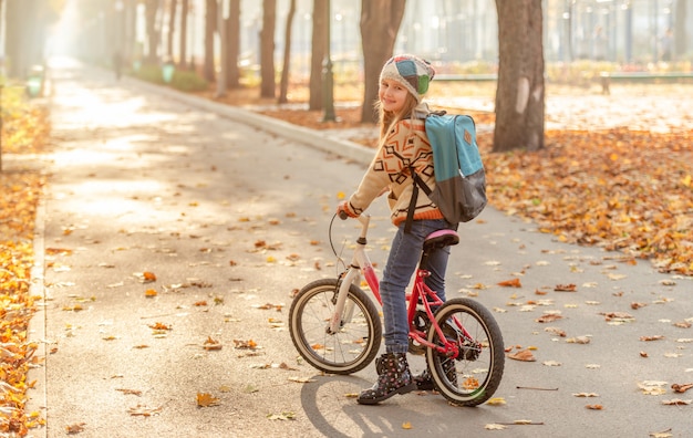 Szczęśliwa dziewczyny jazdy rower w parku
