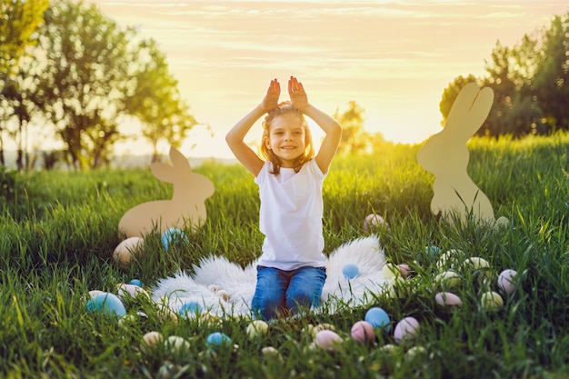 Szczęśliwa Easter dziewczyna robi królików ucho z rękami